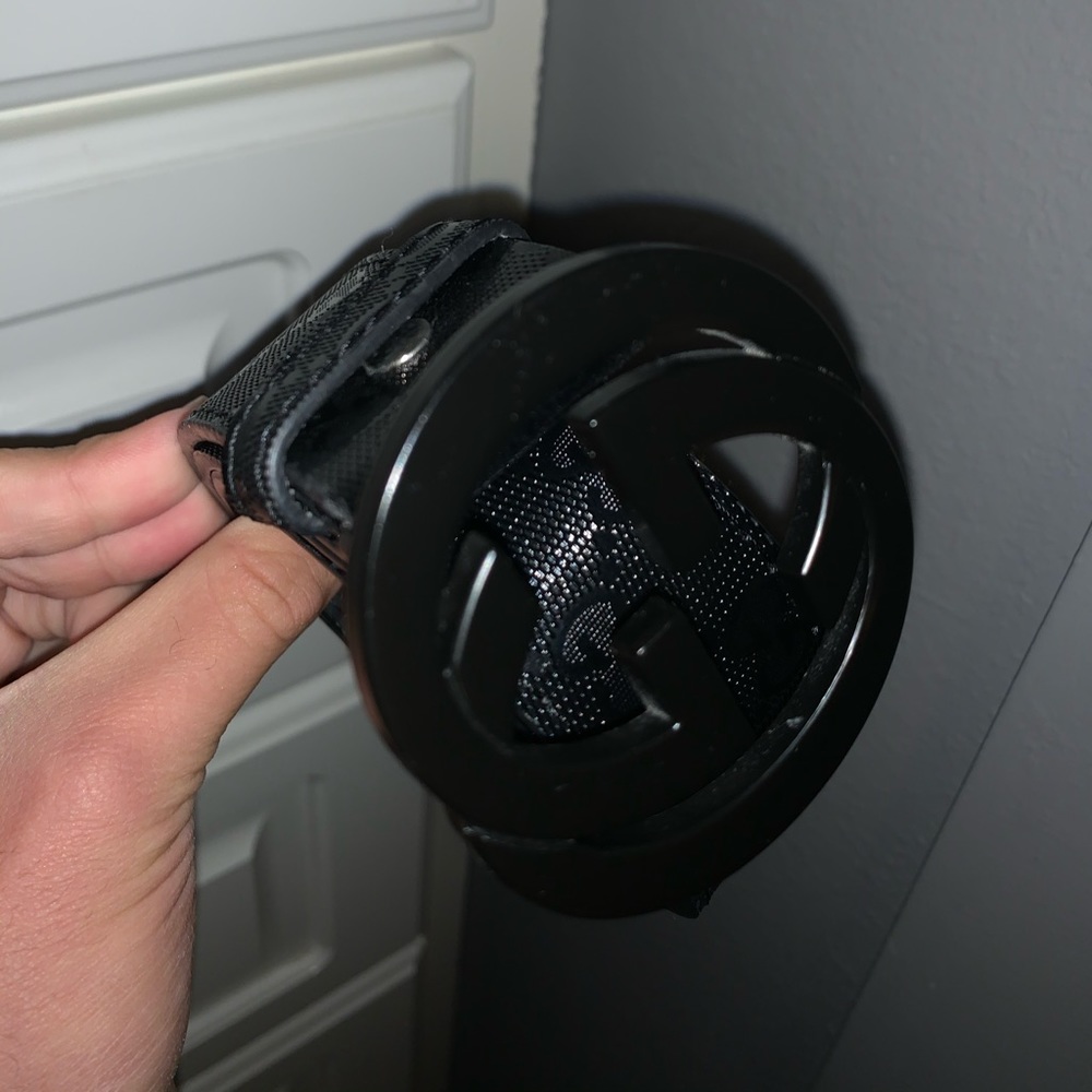 Black men’s Gucci belt